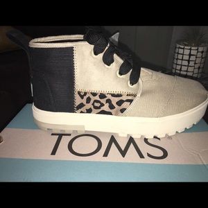 Toms “Botas Lug” BRAND NEW. Women’s size 9